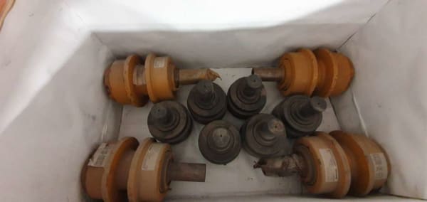 ROLLER TO SUIT D75 UPWARDS KOMATSU & SHANTUI BULLDOZERS - QWS - Welding Supply Solutions