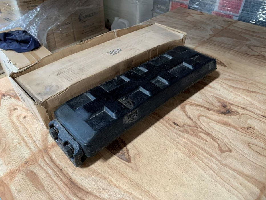 RUBBER PADS 450E SUIT KOMATSU / HITACHI / KOBELCO / KUBOTA - QWS - Welding Supply Solutions