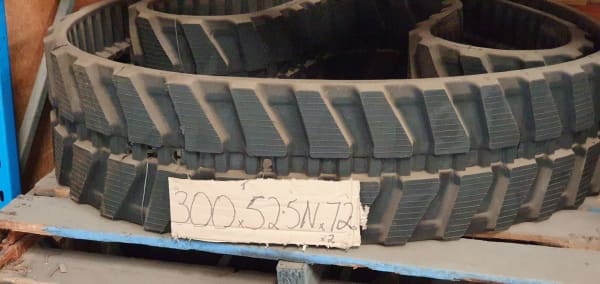 RUBBER TRACK 300 X 52.5 X 72 TO SUIT KUBOTA / IHI / HITACHI - QWS - Welding Supply Solutions